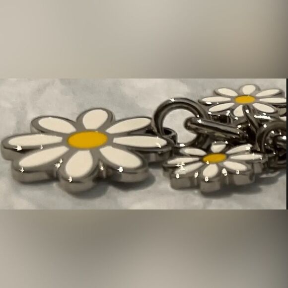 COACH White Cascading Daisies Silver Hardware Keychain FOB Bag/Purse Charm NWOT - Picture 4 of 5